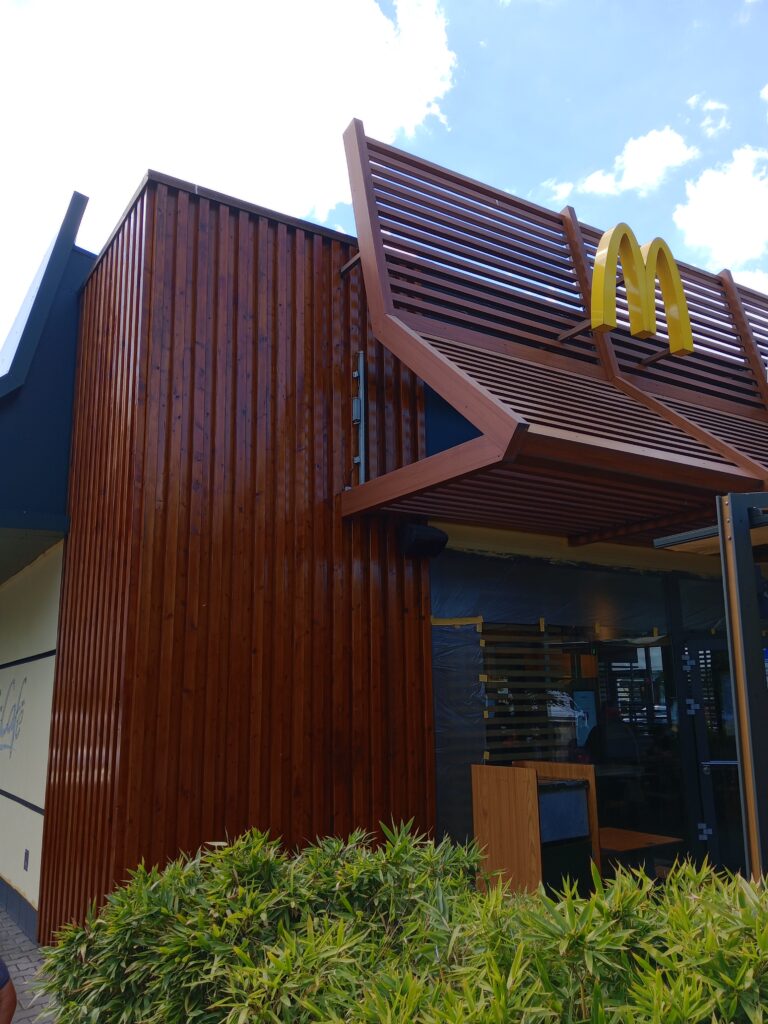 Natírání výdřevy MCDonalds Praha